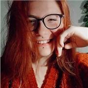 Estudiante trabajadora de bachillerato que congenia bien con los niños y está dispuesta a ayudar